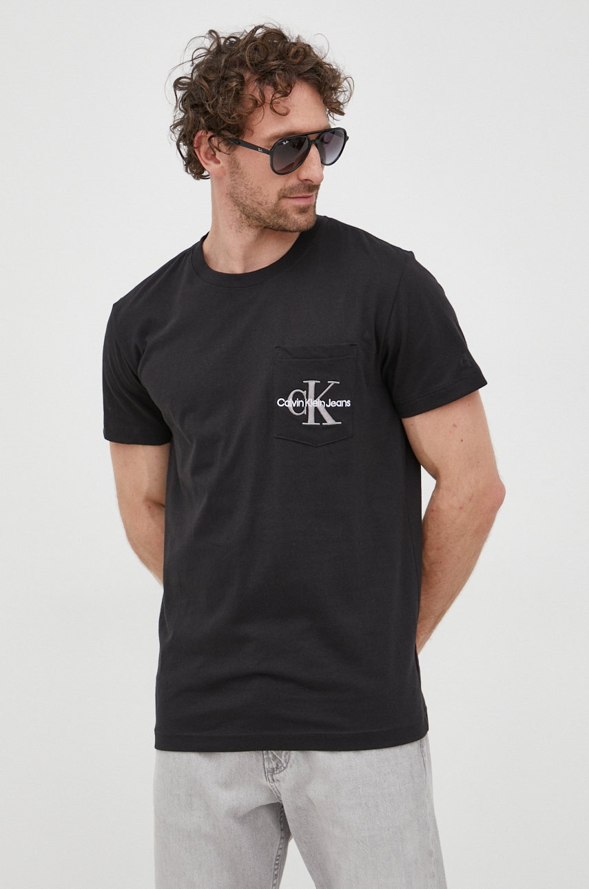 

Памучна тениска Calvin Klein Jeans в черно с апликация, Черен