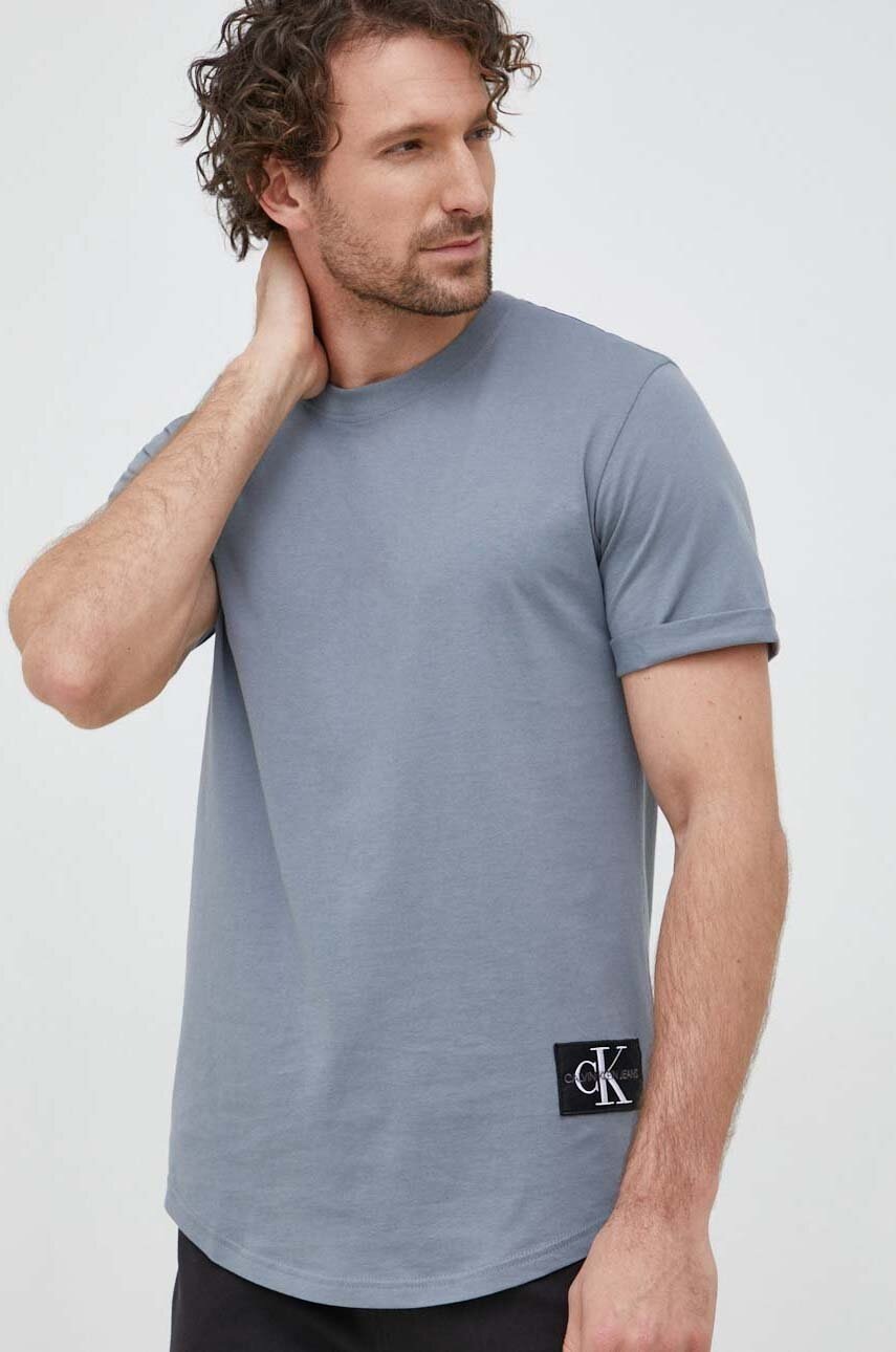 

Памучна тениска Calvin Klein Jeans в бордо с апликация, Сив