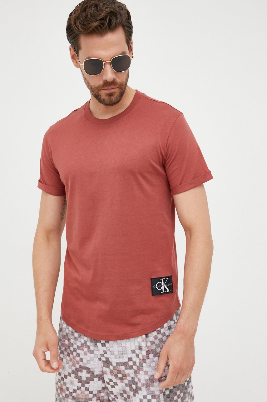

Памучна тениска Calvin Klein Jeans в бордо с апликация