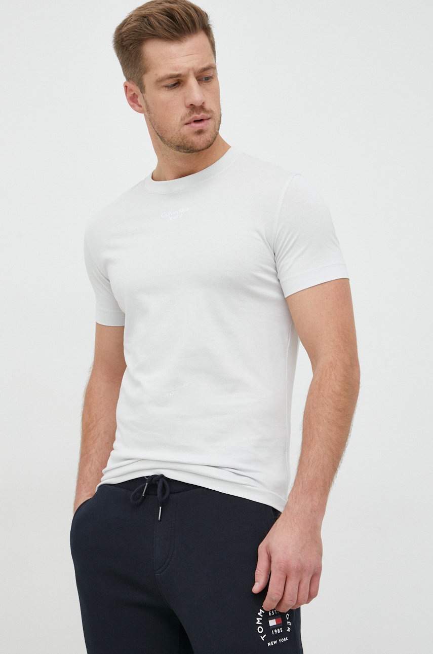 

Тениска Calvin Klein Jeans в сиво с изчистен дизайн, Сив