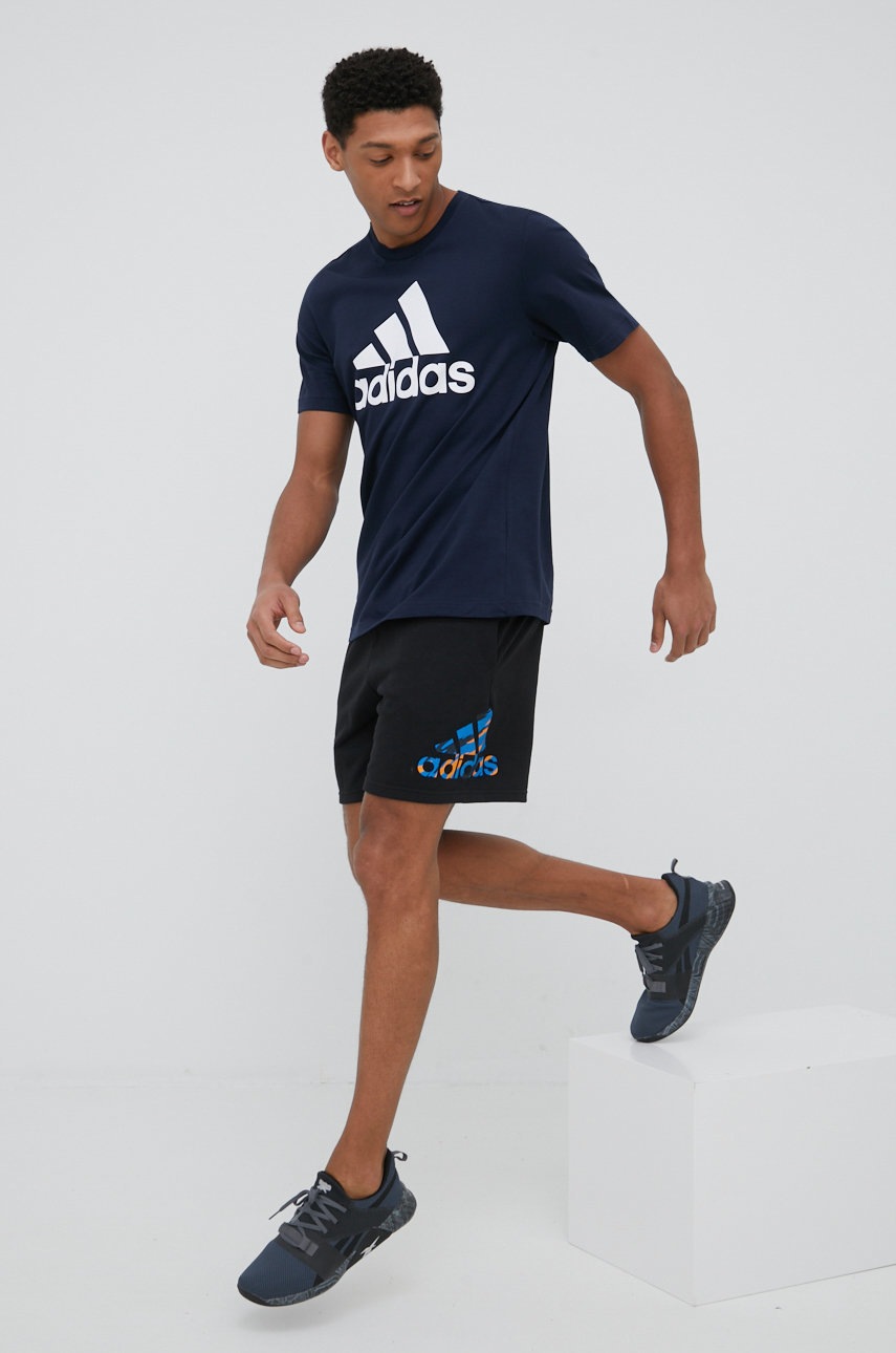 

Хлопковая футболка adidas цвет синий с принтом
