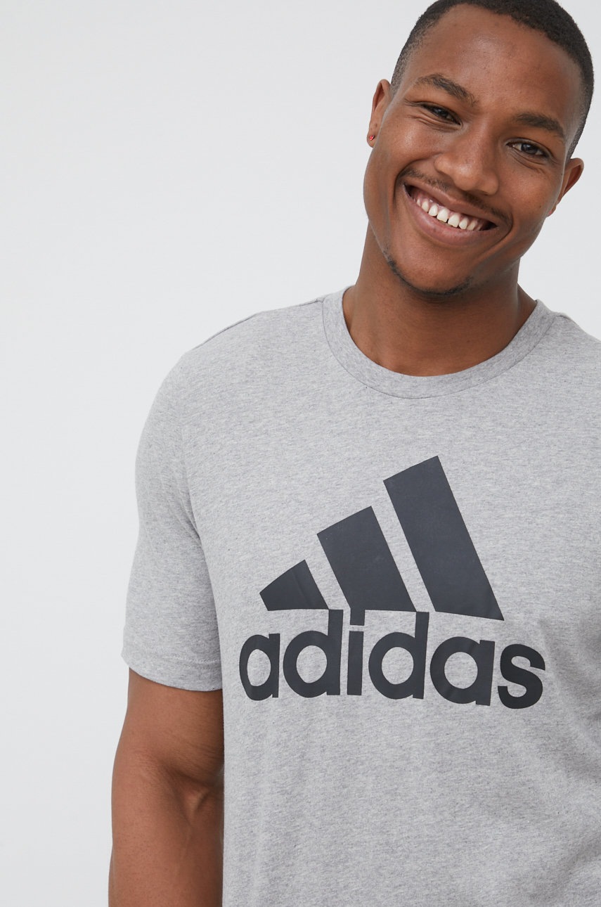 

Хлопковая футболка adidas цвет серый меланж