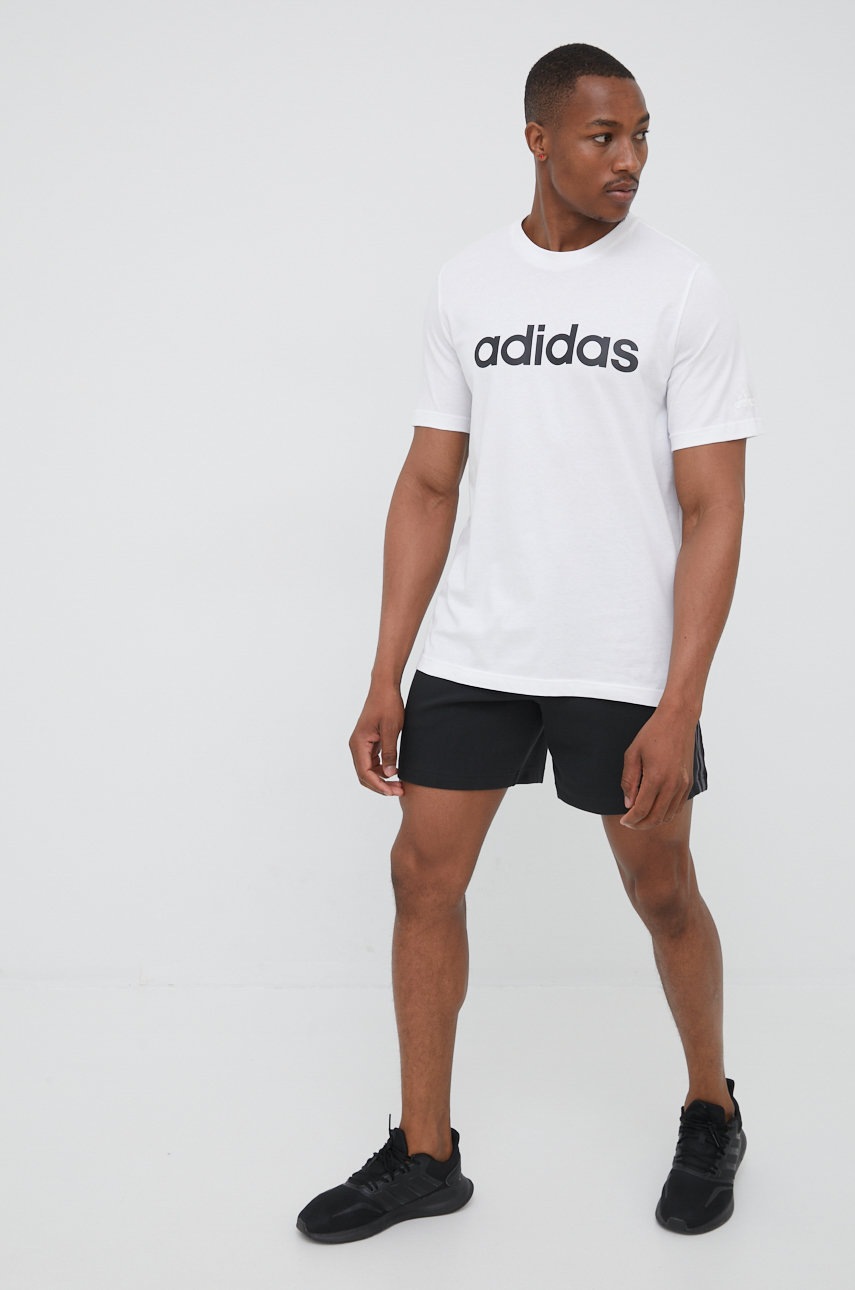

Хлопковая футболка adidas цвет белый с принтом