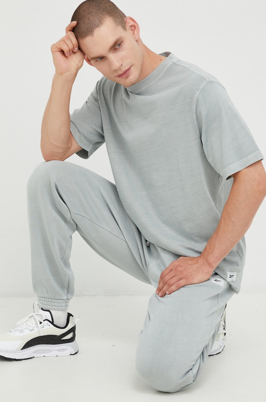 

Памучна тениска Reebok Classic в сиво с изчистен дизайн, Сив