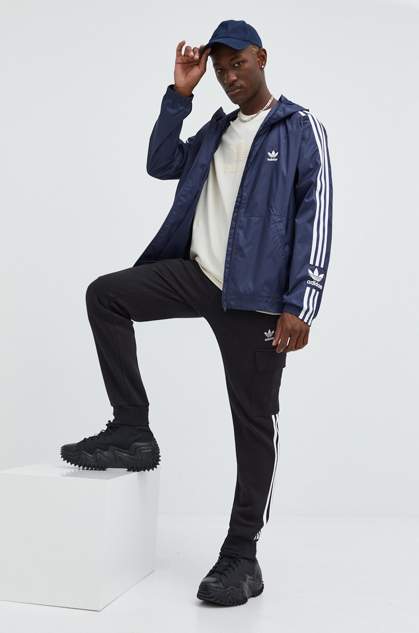 

Хлопковая футболка adidas Originals цвет бежевый с принтом