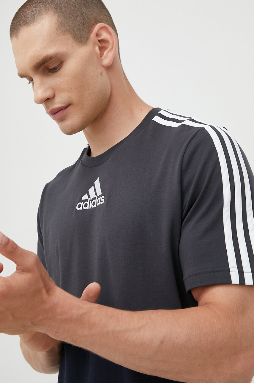 

Бавовняна футболка adidas колір сірий з аплікацією