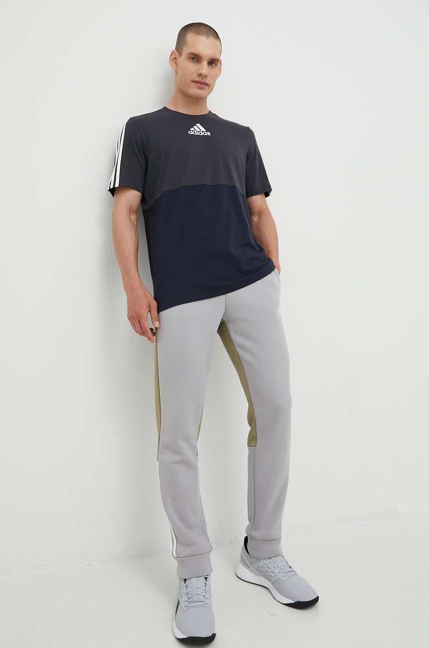 

Хлопковая футболка adidas цвет серый с аппликацией
