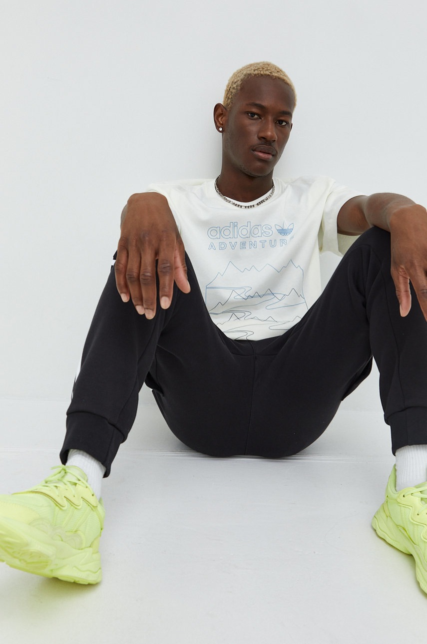 

Бавовняна футболка adidas Originals колір бежевий з принтом