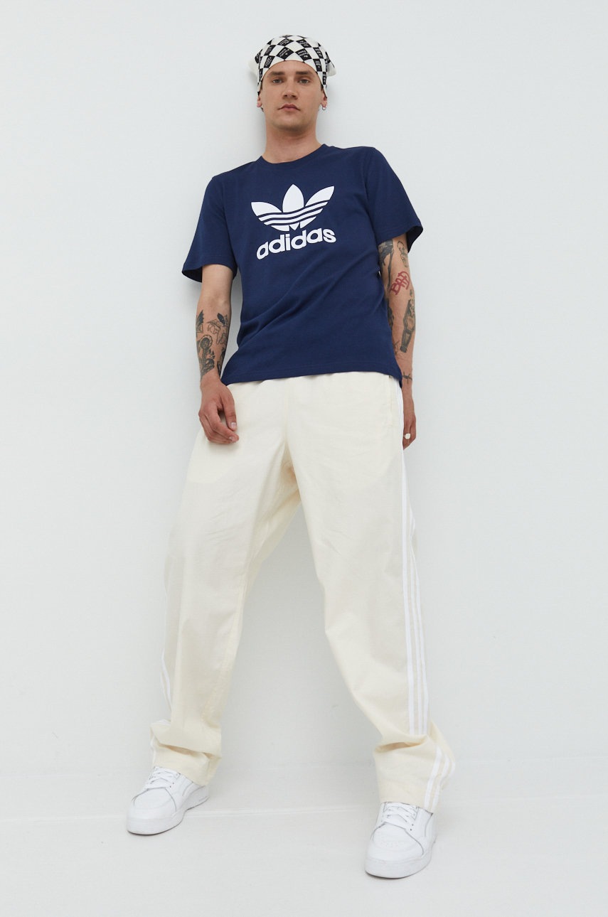 

Хлопковая футболка adidas Originals цвет синий с принтом