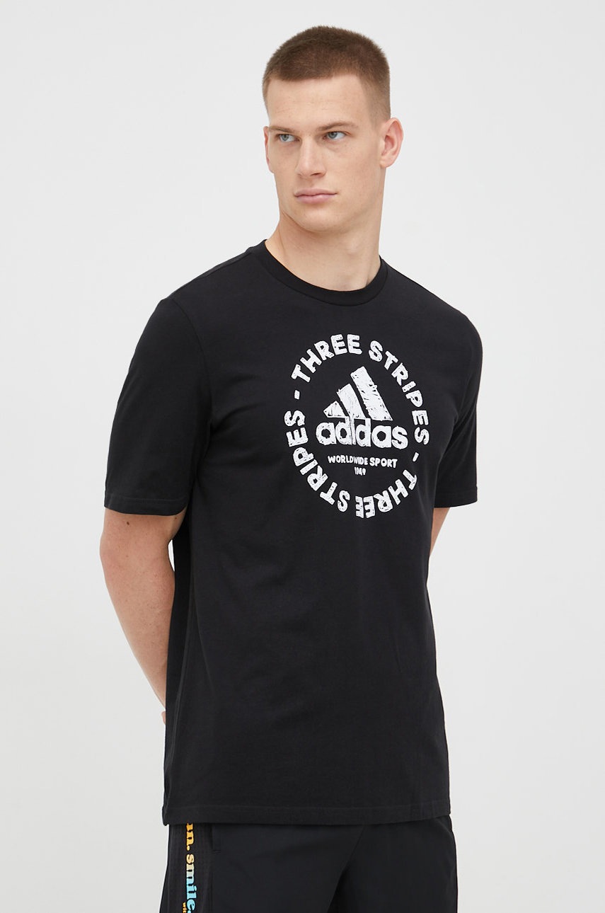 

Памучна тениска adidas в черно с принт, Черен
