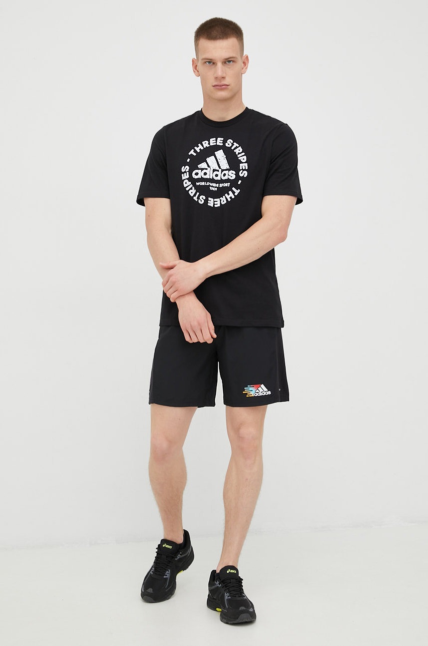 

Хлопковая футболка adidas цвет чёрный с принтом