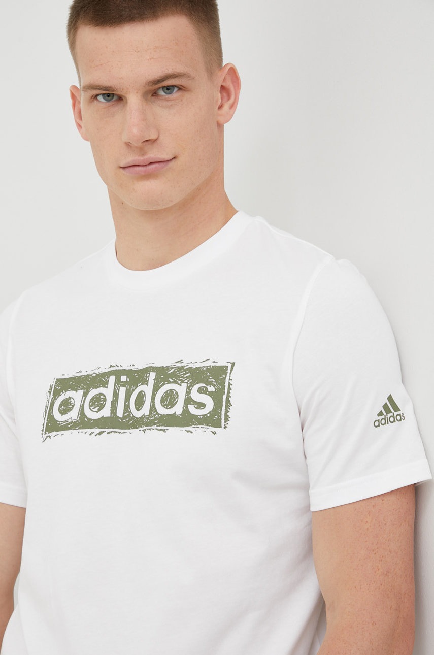 

Хлопковая футболка adidas цвет белый с принтом