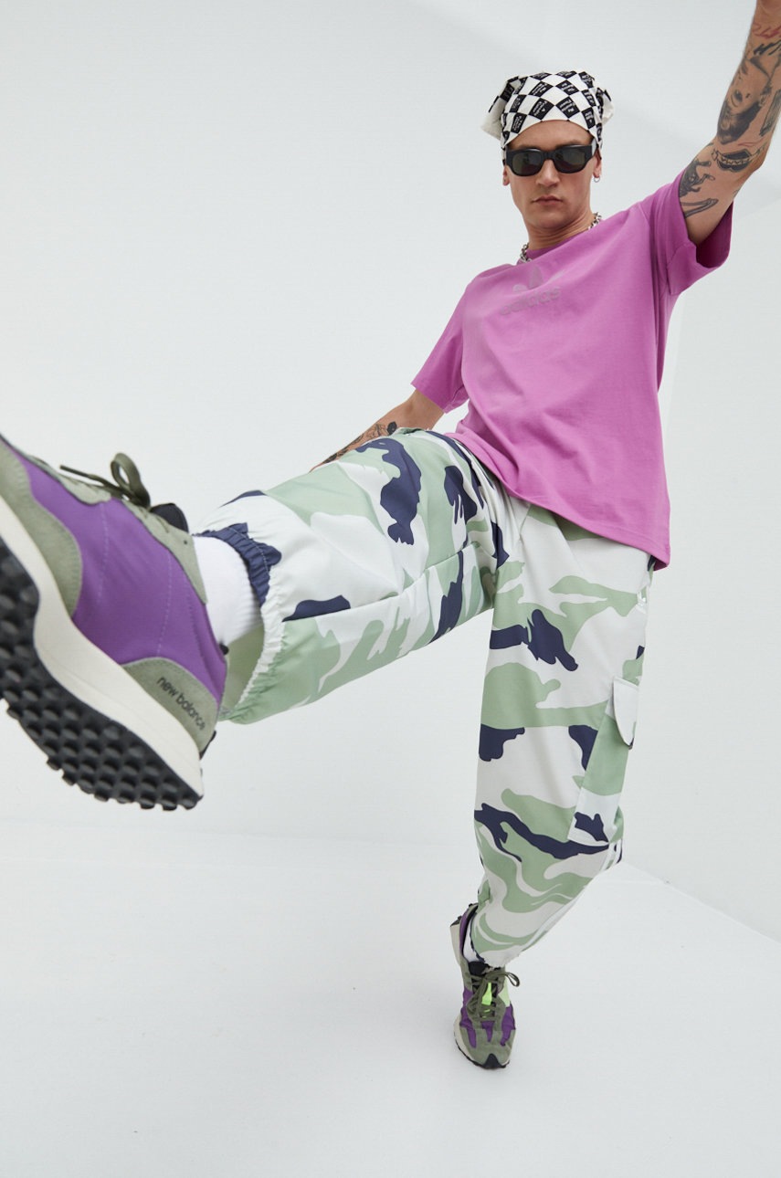 

Хлопковая футболка adidas Originals цвет розовый с принтом