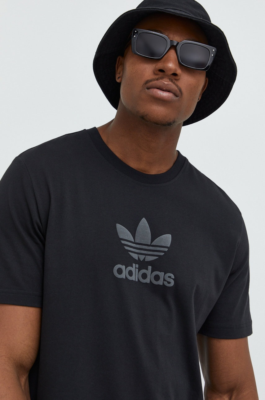 

Памучна тениска adidas Originals в черно с принт, Черен