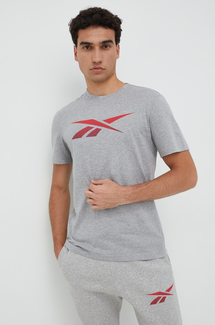 

Памучна тениска Reebok в сиво с принт, Сив