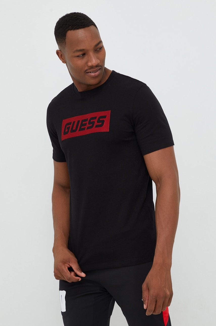 

Памучна тениска Guess в черно с апликация, Черен