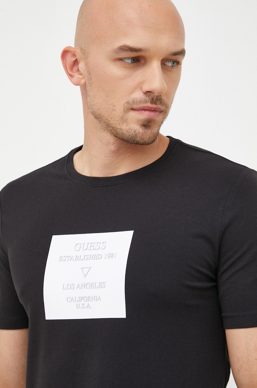 

Тениска Guess в черно с апликация, Черен