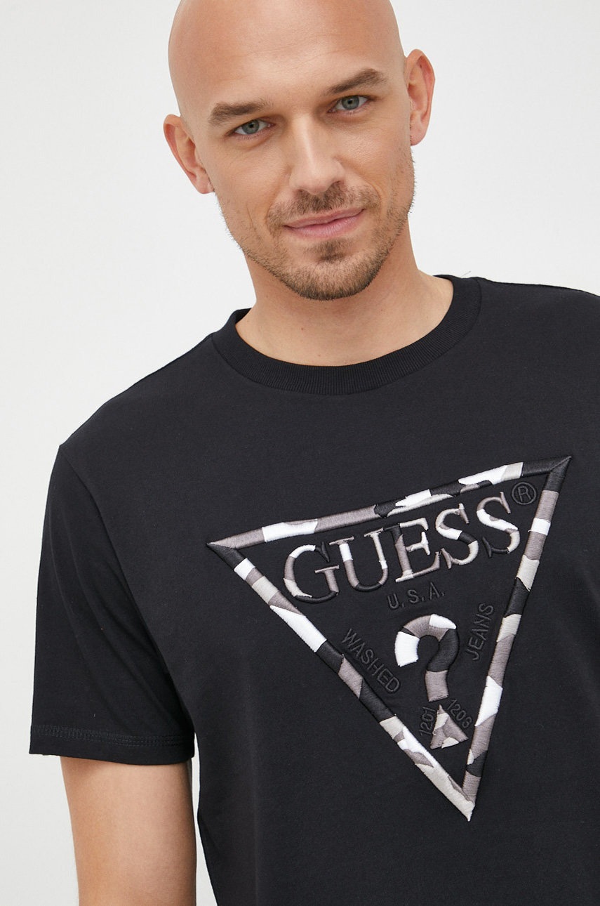 

Памучна тениска Guess в черно с апликация, Черен