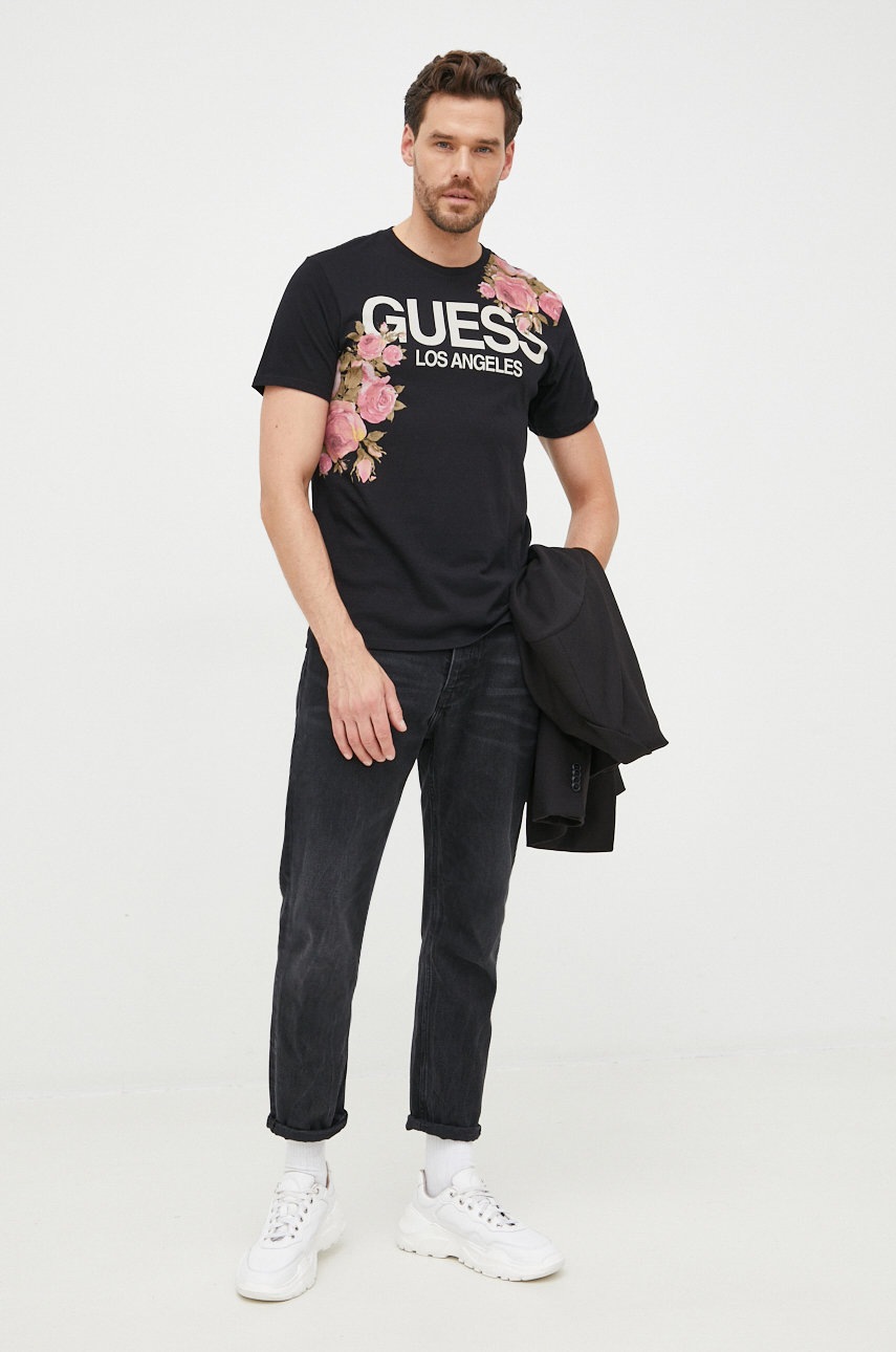 

Хлопковая футболка Guess цвет чёрный с принтом