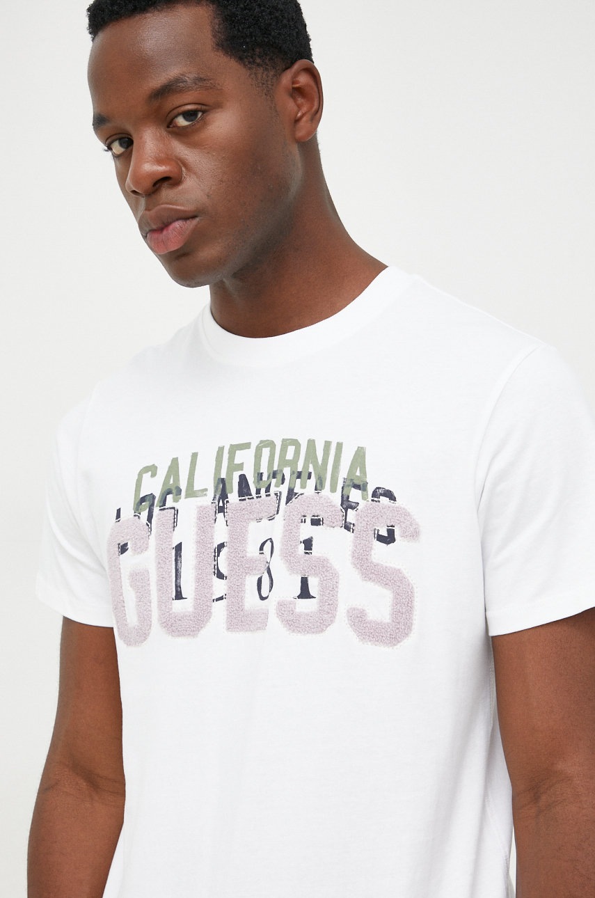 

Хлопковая футболка Guess цвет белый с аппликацией