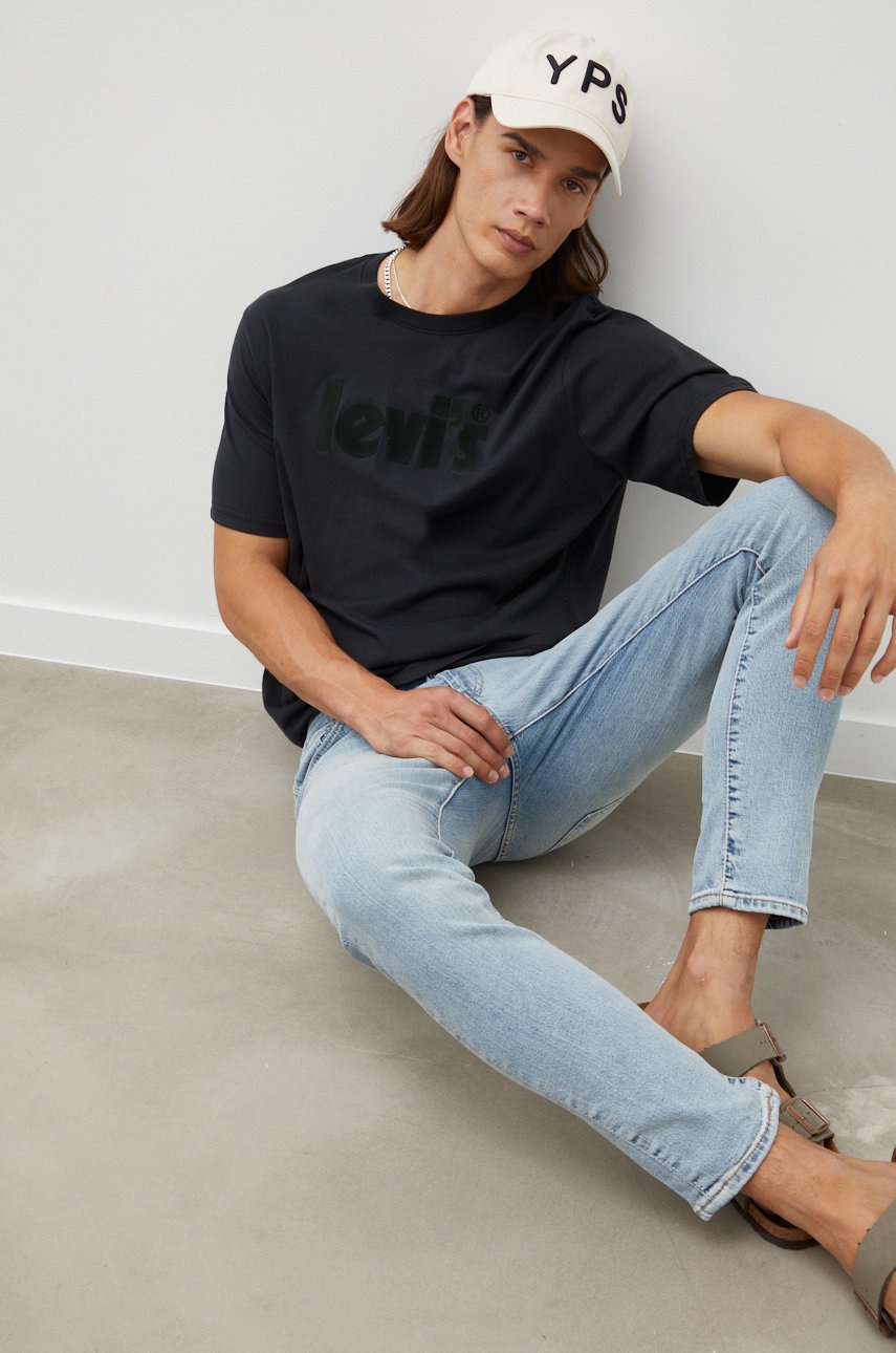 

Памучна тениска Levi's в черно с апликация, Черен