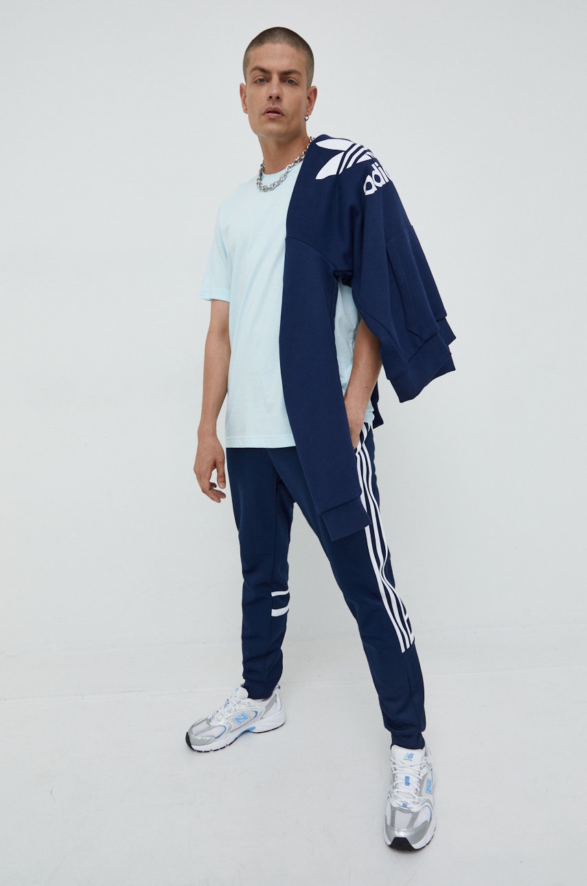 

Хлопковая футболка adidas Originals однотонный