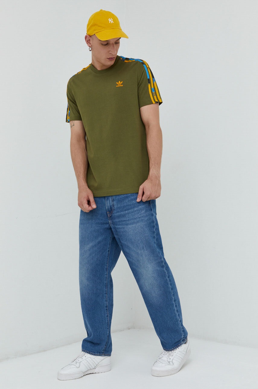 

Бавовняна футболка adidas Originals колір зелений однотонний