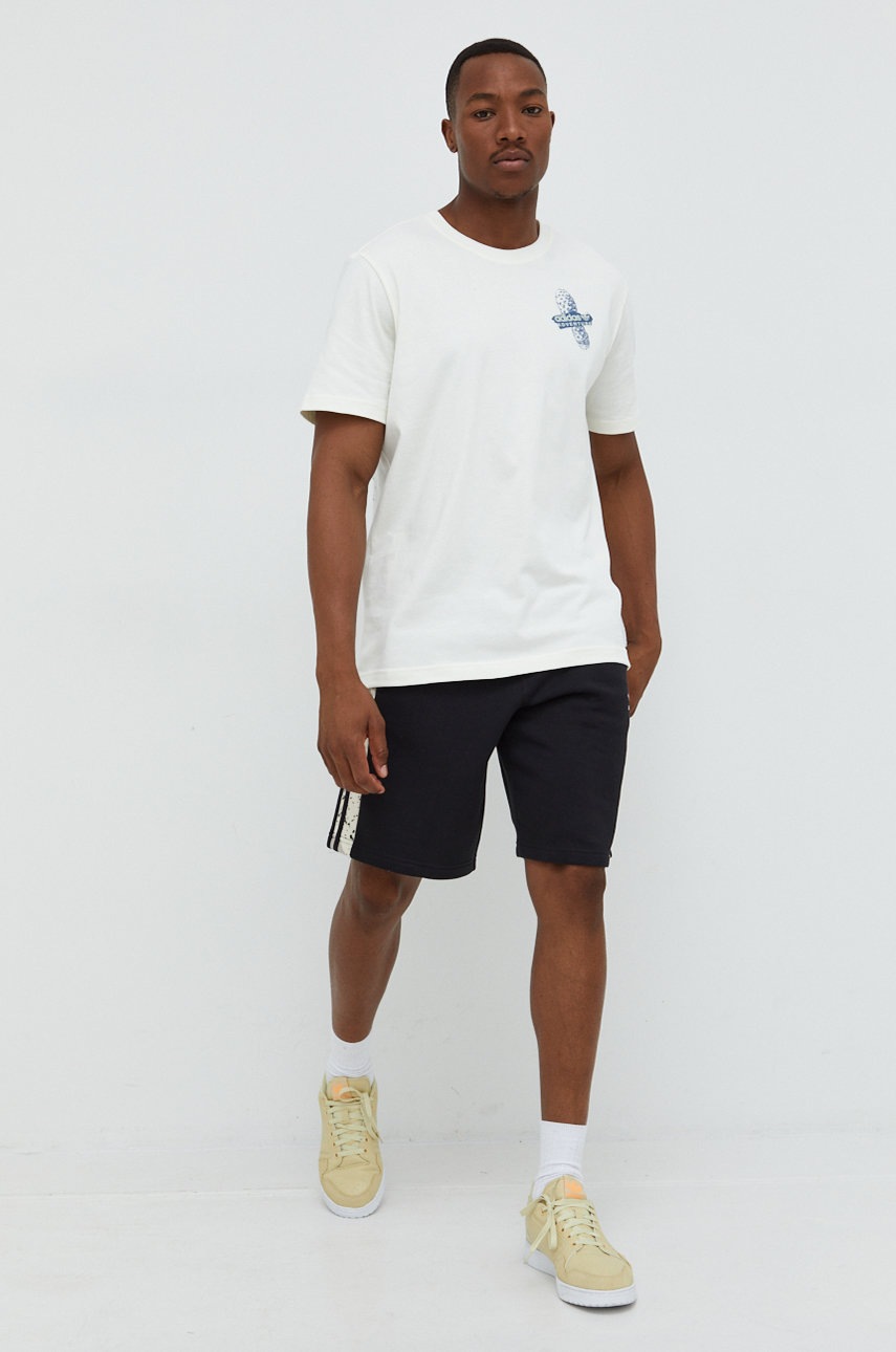 

Хлопковая футболка adidas Originals цвет бежевый узорный