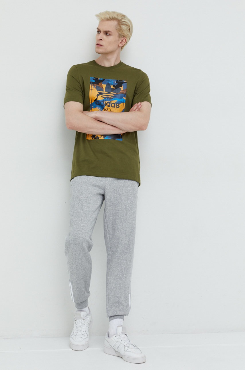 

Хлопковая футболка adidas Originals цвет зелёный с принтом