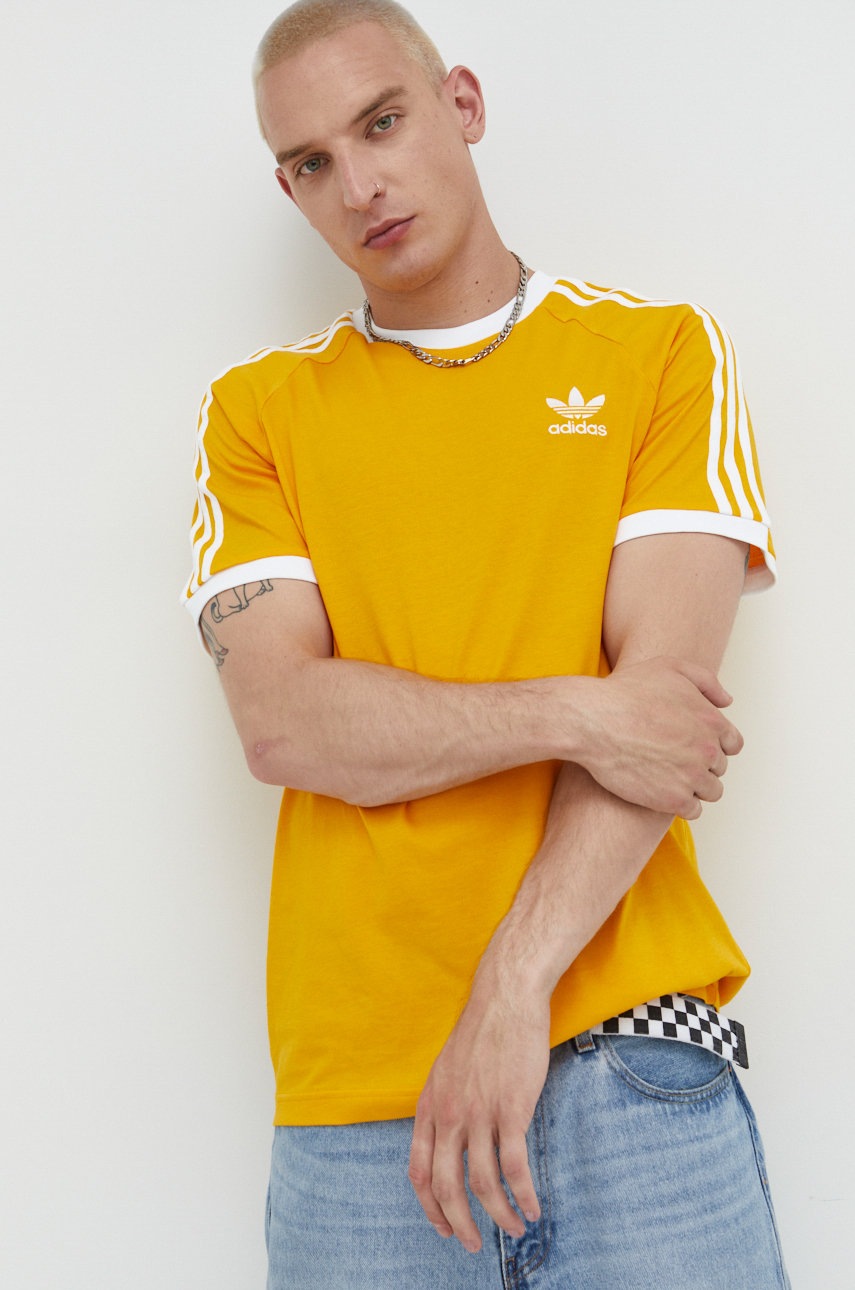

Хлопковая футболка adidas Originals цвет жёлтый с аппликацией