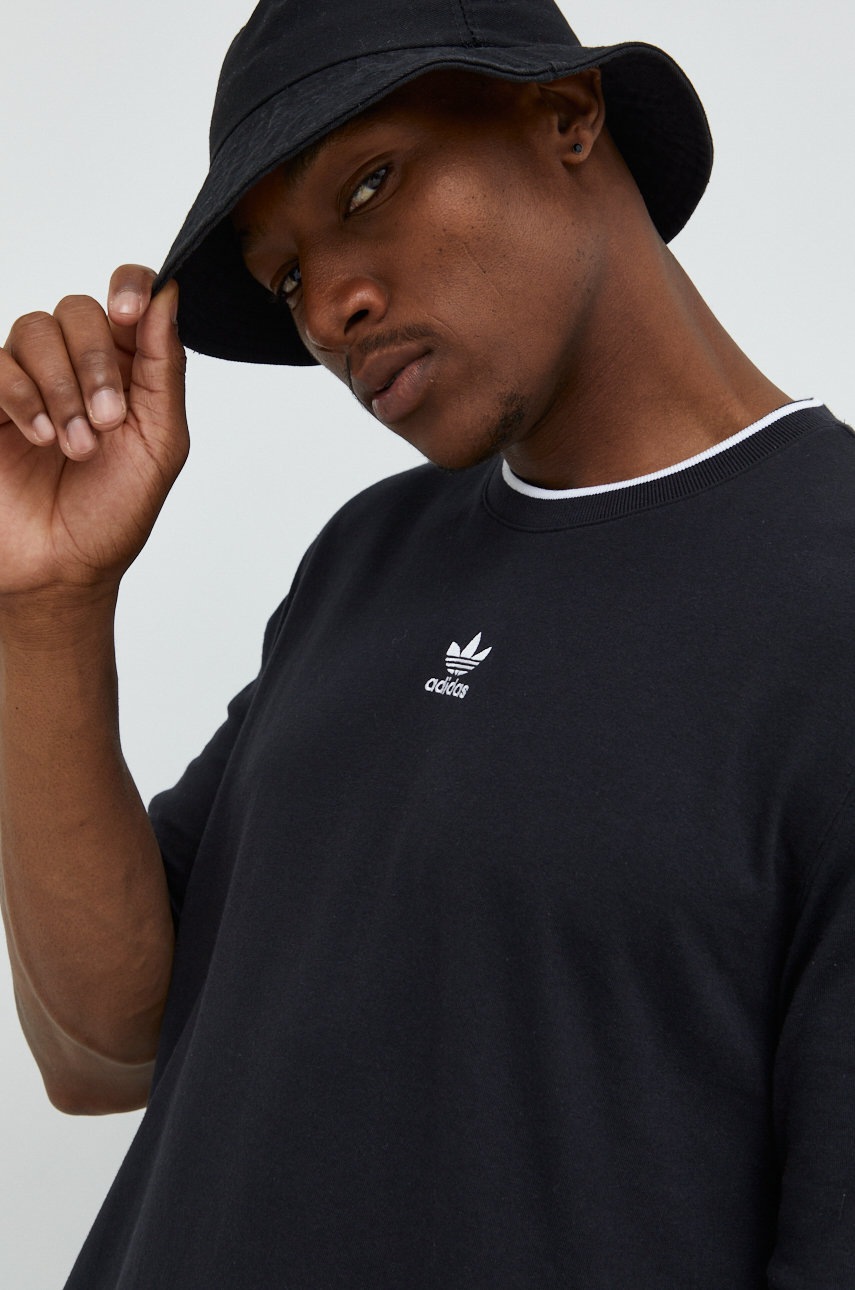 

Памучна тениска adidas Originals в черно с апликация, Черен