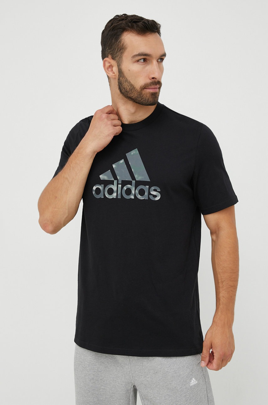 

Памучна тениска adidas в черно с принт, Черен