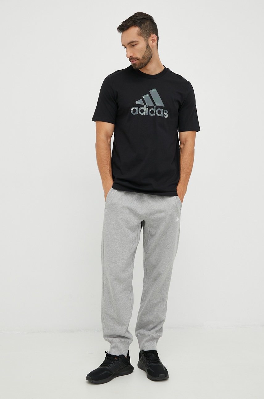 

Хлопковая футболка adidas цвет чёрный с принтом