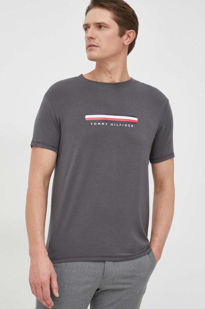 

Тениска Tommy Hilfiger в сиво с принт, Сив