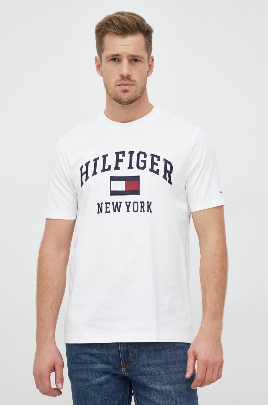 

Памучна тениска Tommy Hilfiger в бяло с апликация, Бял
