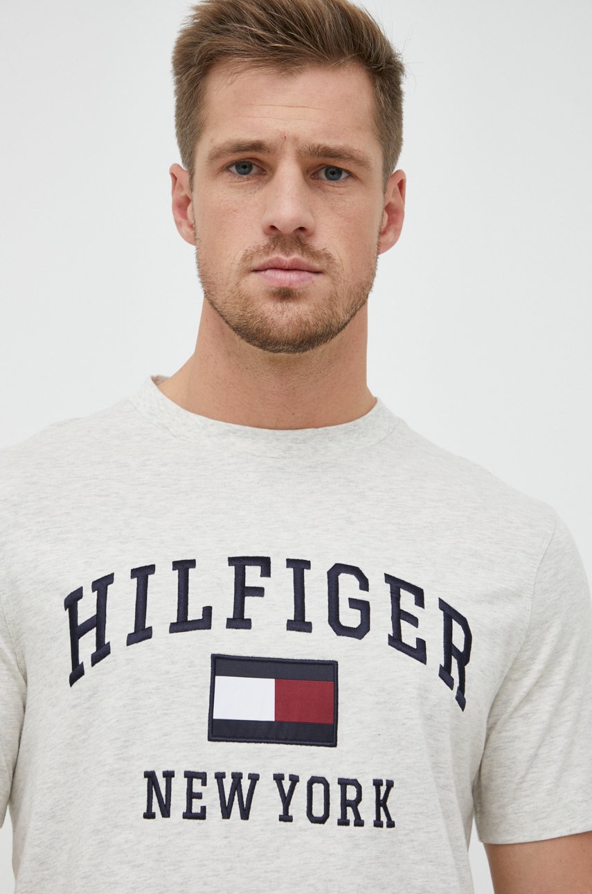 

Памучна тениска Tommy Hilfiger в сиво с апликация, Сив