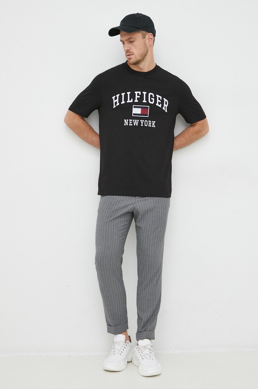 

Памучна тениска Tommy Hilfiger в черно с апликация, Черен
