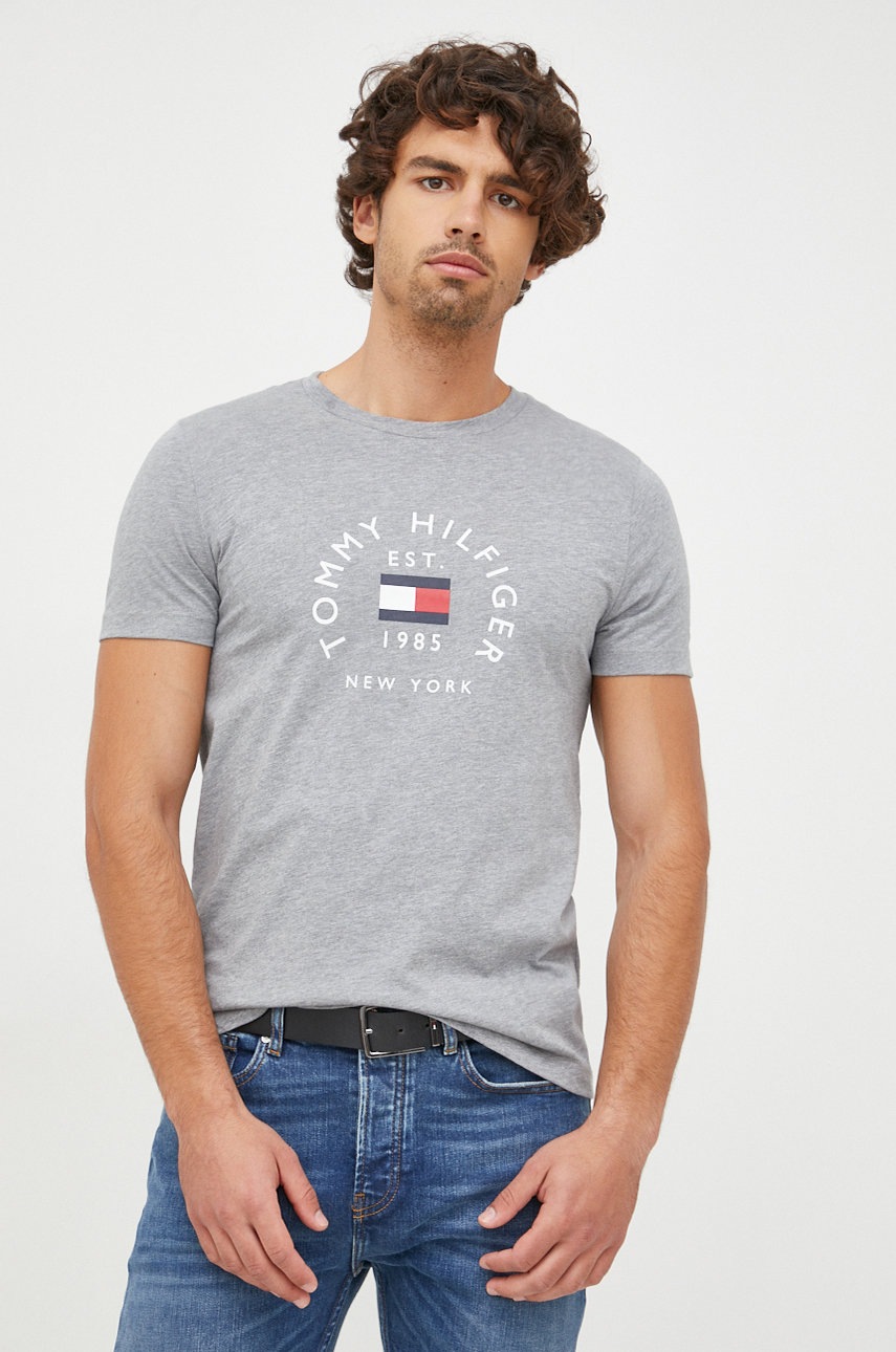 

Памучна тениска Tommy Hilfiger в сиво с принт, Сив