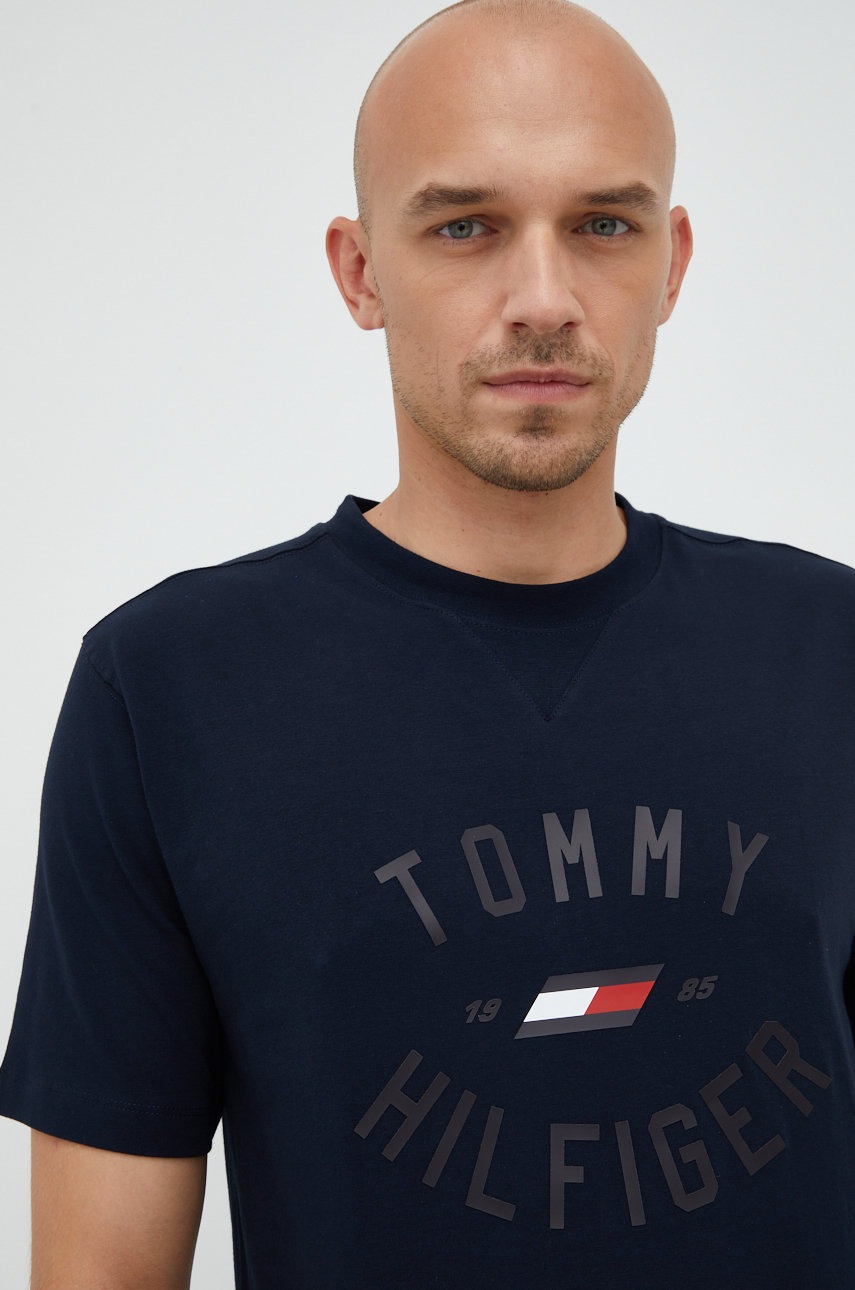 

Тениска Tommy Hilfiger в тъмносиньо с изчистен дизайн, Тъмносин