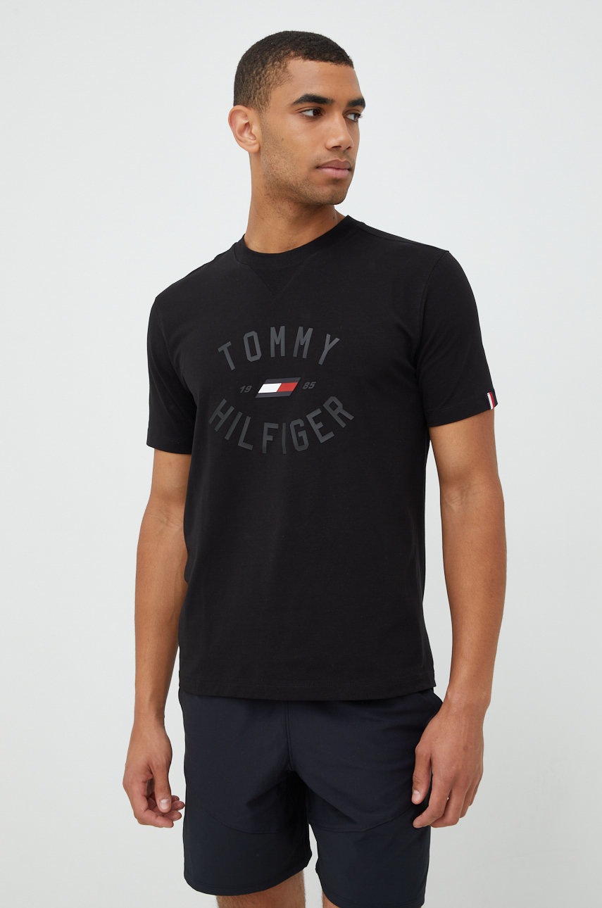 

Тениска Tommy Hilfiger в черно с изчистен дизайн, Черен