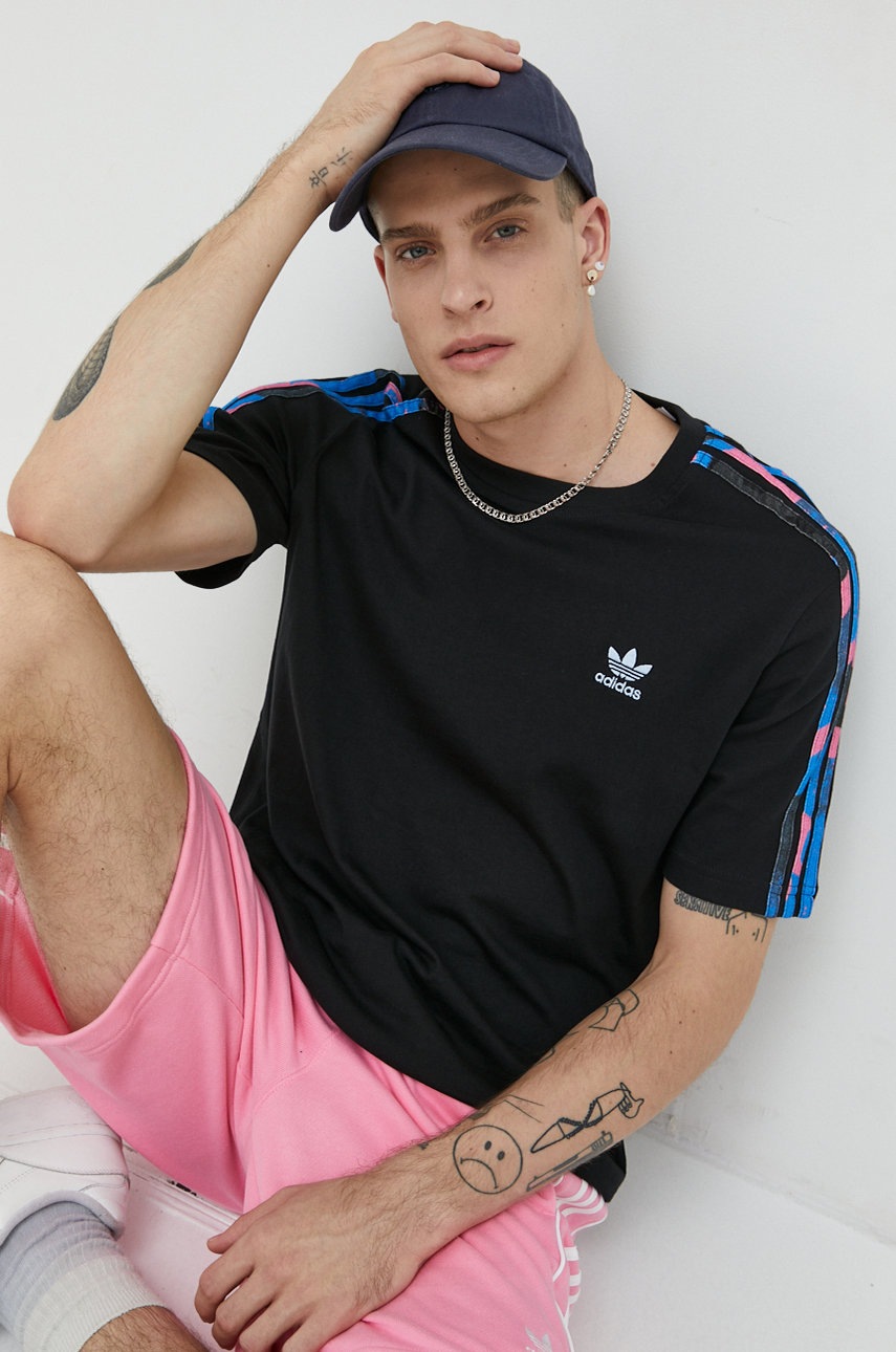

Памучна тениска adidas Originals в черно с апликация, Черен