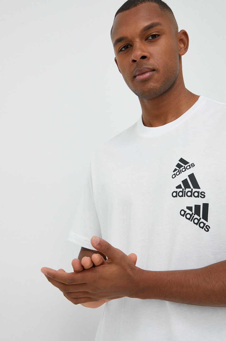 

Хлопковая футболка adidas цвет белый с принтом
