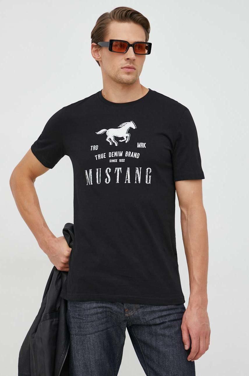 

Памучна тениска Mustang в черно с принт, Черен