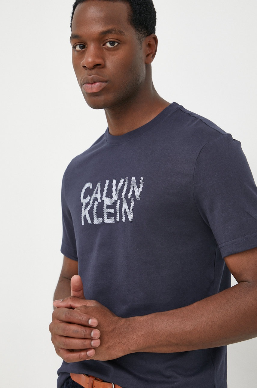 

Памучна тениска Calvin Klein в тъмносиньо с принт, Тъмносин