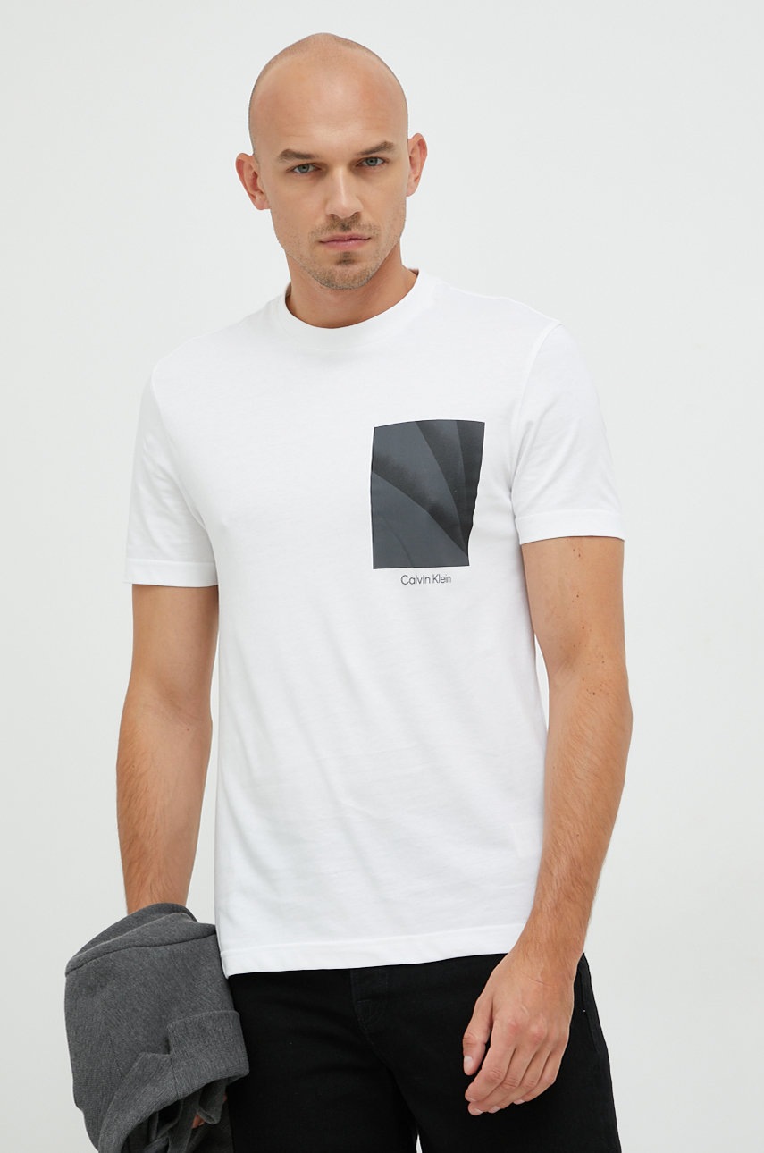 

Памучна тениска Calvin Klein в бяло с принт, Бял