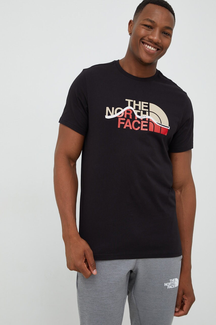 

Памучна тениска The North Face в черно с принт, Черен