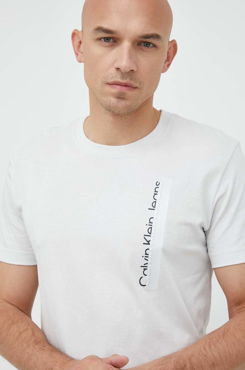 

Памучна тениска Calvin Klein Jeans в сиво с принт, Сив