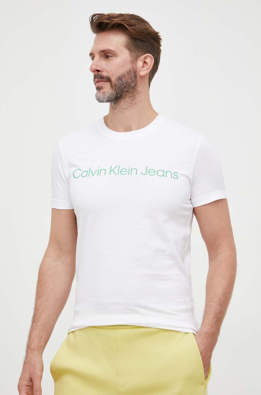 

Памучна тениска Calvin Klein Jeans в бяло с принт, Бял