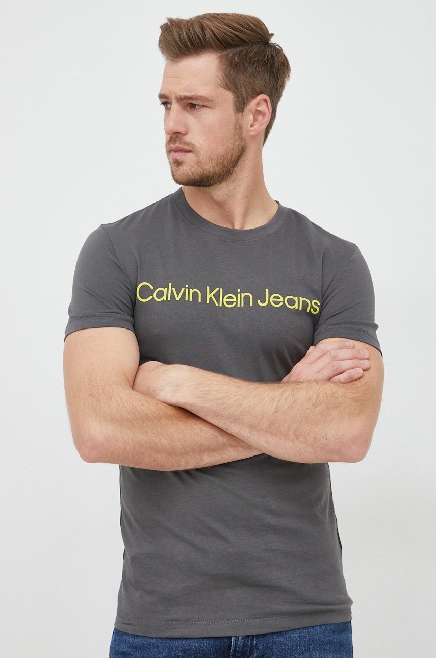 

Памучна тениска Calvin Klein Jeans в сиво с принт, Сив