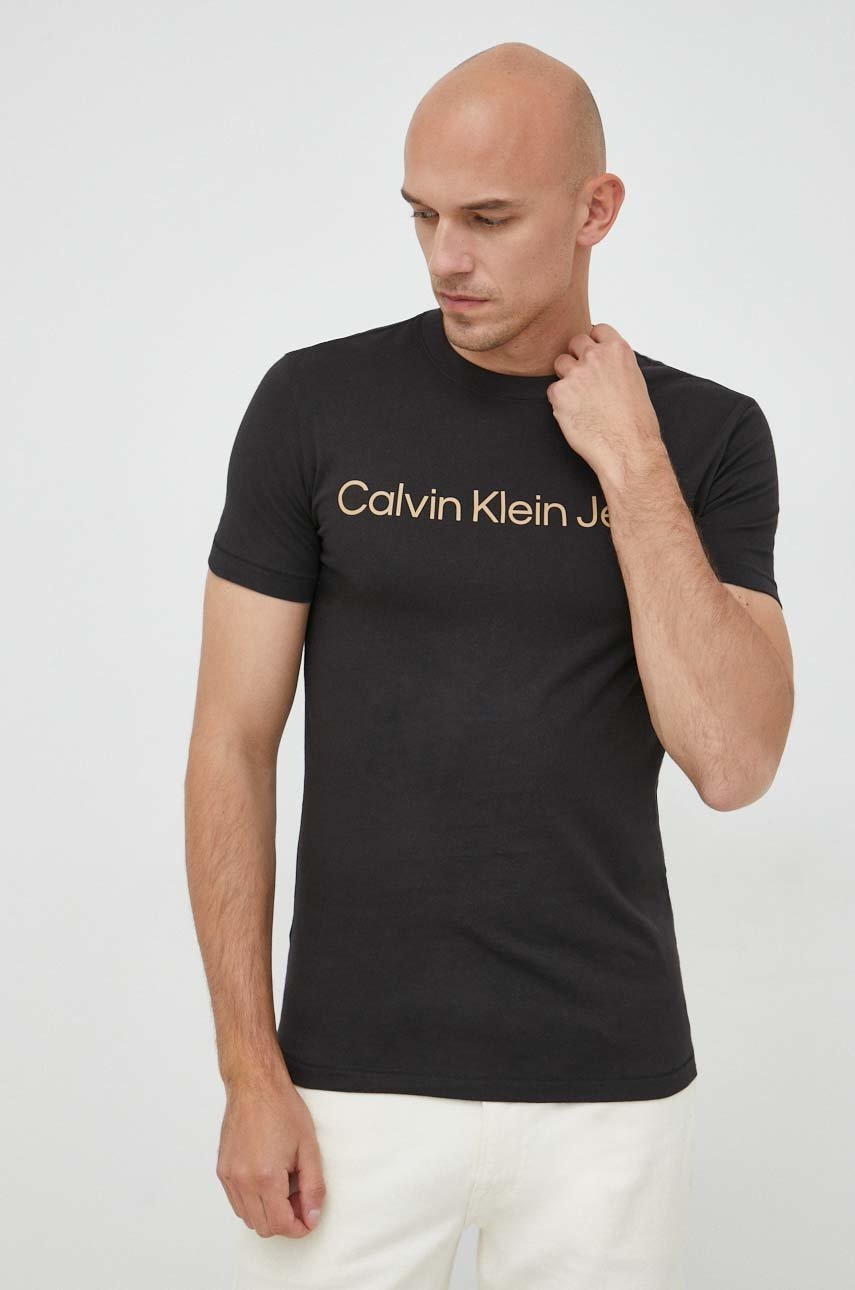 

Памучна тениска Calvin Klein Jeans в черно с принт, Черен
